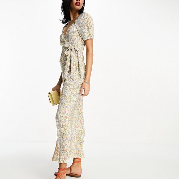 ASOS DESIGN plisse wrap midi dress with side tie in ditsy floral. Size 4 - Picture 7 of 8